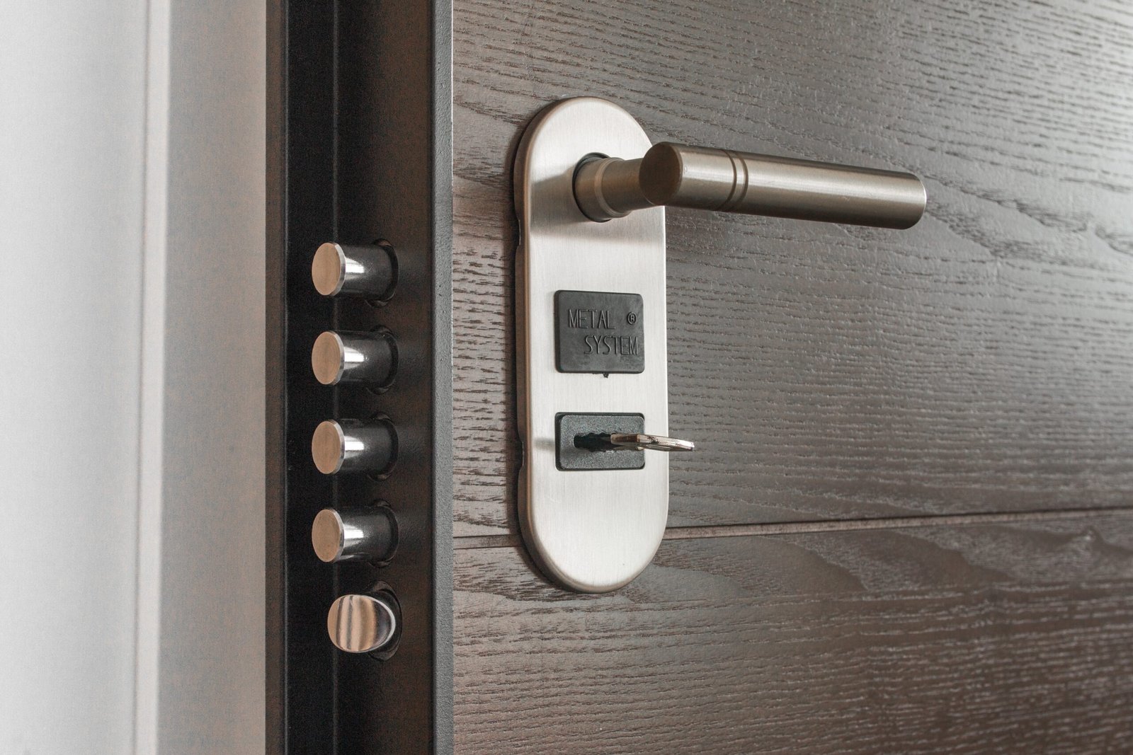 What are the Effective Tips to Choose the Ideal HDB Door Lock for Your Way of Life?